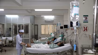 “Nữ quái” đánh nhân viên bệnh viện rồi…cắn tay cán bộ Công an