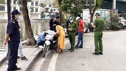 Vì sao phạt người dân ra đường với lý do không thiết yếu?