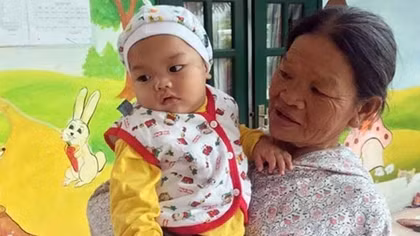 Cháu bé bị bỏ rơi được nữ Công an phường cưu mang chính thức trở về nhà 