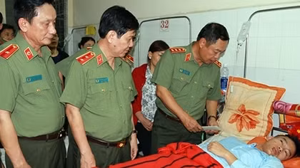 Lãnh đạo Bộ Công an thăm gia đình các cán bộ hy sinh và bị thương tại Đắk Lắk