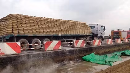 Xe container bốc cháy trên cao tốc Pháp Vân- Cầu Giẽ