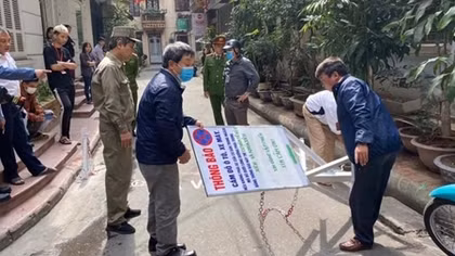 Dỡ bỏ barie trái phép tại ngõ 121 Thái Hà