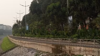 Cắm chốt cấm họp chợ, ngăn người đi tập thể dục ven sông Tô Lịch