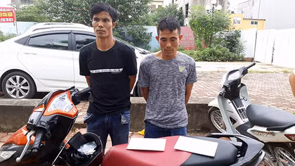 Giấu vũ khí vào ống bô xe máy không qua mắt được CSGT Công an Hà Nội