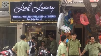 Hơn 2.370 sản phẩm giả mạo các thương hiệu nổi tiếng "bày" tại phố cổ