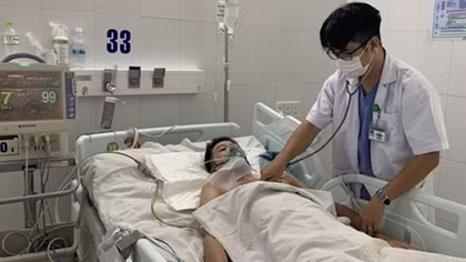 Kịp thời cứu sống du khách đuối nước ngừng thở hơn 20 phút