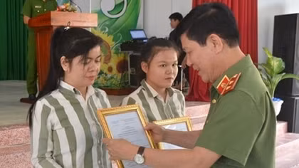 Thứ trưởng Nguyễn Văn Sơn dự lễ công bố Quyết định giảm án tại Trại giam Long Hòa