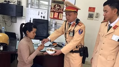 CSGT Hà Nội giúp cô gái tìm đường về với gia đình