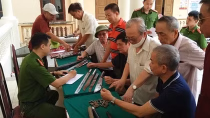 Người dân nộp lại 626 vũ khí, vật liệu nổ