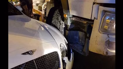 Siêu xe Bentley bị xe bồn trộn bê tông tông vỡ đầu