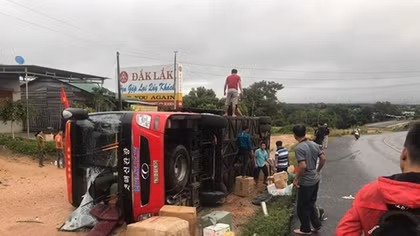 Lật xe khách, 3 người bị thương, nhiều hành khách hoảng loạn