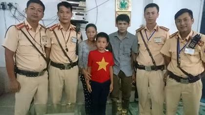 Theo bà đi lễ chùa, cháu bé 12 tuổi bỏ đi chơi lạc