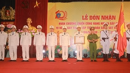 Tiểu đoàn Cảnh sát bảo vệ hàng đặc biệt nhận Huân chương Chiến công hạng Nhì