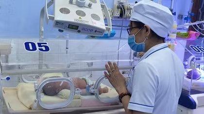 Tìm người thân cho bé trai sơ sinh bị bỏ rơi bên hẻm phố ở Tuy Hòa