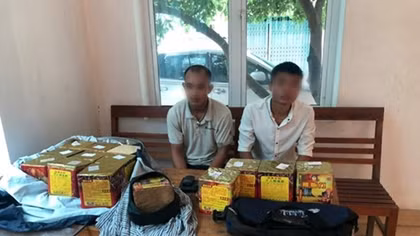 CSGT vây bắt 2 thanh niên đi xe máy vận chuyển pháo trên Quốc lộ 2
