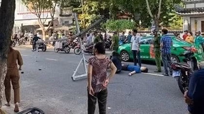 Bất tỉnh vì khung sắt từ tòa nhà cao tầng rơi trúng 