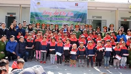 Sẻ chia khó khăn với các em học sinh nghèo Ma Ly Chải