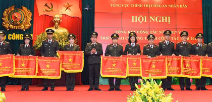 Thực hiện nghiêm túc các quy định về công tác cán bộ, quản lí, sử dụng biên chế