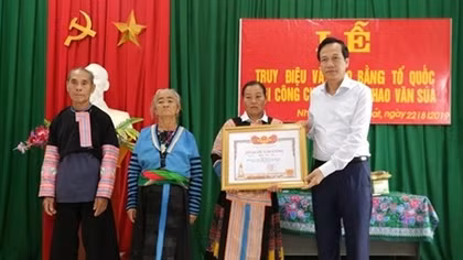 Trao bằng Tổ quốc ghi công cho thân nhân Trưởng Công an xã đã hy sinh