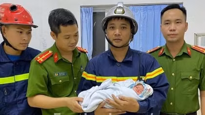 Giải cứu bé trai sơ sinh bị bỏ rơi giữa khe tường