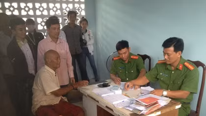 Hết mình phục vụ nhân dân ngày làm việc đầu năm
