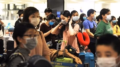Thông báo bằng 6 ngôn ngữ tìm hành khách trên 8 chuyến bay có người nhiễm COVID-19