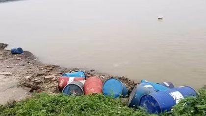 Tìm được đối tượng vứt 12 thùng hoá chất trên sông Hồng