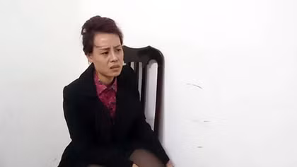 Vi phạm giao thông, người phụ nữ xinh đẹp chửi bới, đạp Cảnh sát giữa đường
