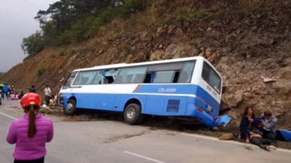 Xe khách mất thắng lao vào vách núi chở quá số người quy định