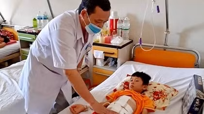 Hơn 7 giờ phẫu thuật cứu sống bệnh nhi bị dập, đứt dạ dày và tụy 