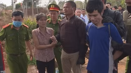  2 cháu bé bị bố mẹ mắc bệnh tâm thần nhốt trong nhà nhiều ngày