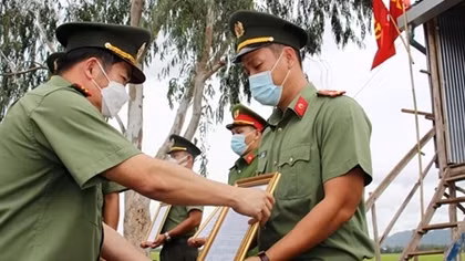 Nhận quyết định thăng quân hàm và kết nạp Đảng tại chốt phòng, chống dịch