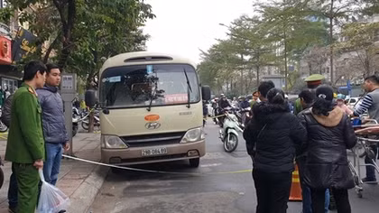 Tài xế tử vong trên ghế lái ô tô tang lễ đỗ tại phố Đào Tấn