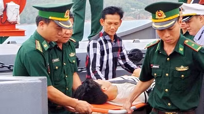 Đưa ngư dân bị thương nặng từ biển khơi về đến Quy Nhơn