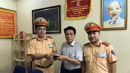 Xúc động nhận lại số tiền lớn và giấy tờ quan trọng bị mất sau 1 giờ 
