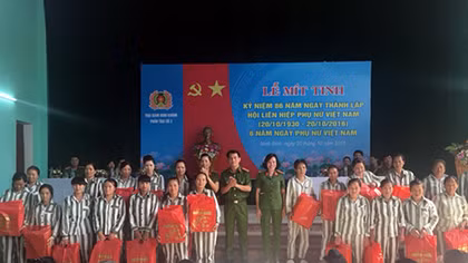 Tặng quà phạm nhân nữ ngày Phụ nữ Việt Nam