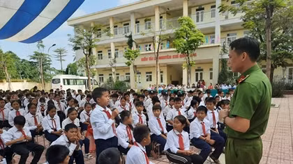 Tuyên truyền luật giao thông, tác hại ma túy và phòng chống xâm hại tình dục trẻ em trong nhà trường