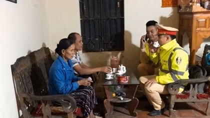 CSGT Thủ đô xuyên đêm đưa người cơ nhỡ kịp về quê đón xuân