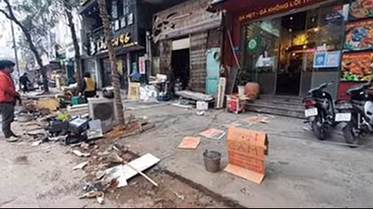 Lát đá vỉa hè, ùn đọng rác thải gây ô nhiễm không khí Hà Nội