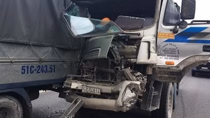 Ba xe tải trọng lớn tông dây chuyền, xa lộ Hà Nội ùn ứ nhiều giờ
