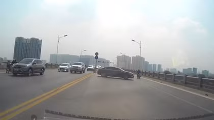 Ô tô PEUGEOT quay đầu trên cầu, nhiều phương tiện va chạm liên hoàn