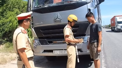 Đề xuất CSGT được trang bị và sử dụng súng tiểu liên