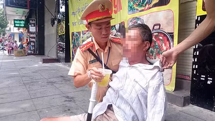 CSGT áp dụng biện pháp sơ cứu, đảm bảo an toàn tính mạng người dân