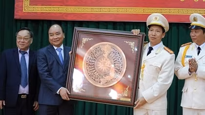 Thủ tướng Nguyễn Xuân Phúc thăm, chúc Tết Công an tỉnh Đắk Nông