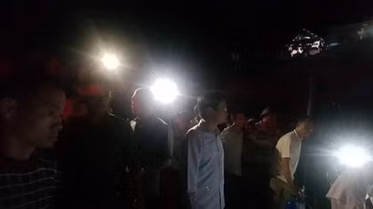 Xe chở đất đâm sập nhà dân, 2 mẹ con thiệt mạng