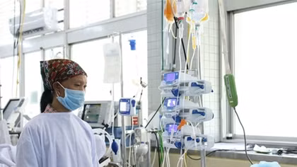 Cứu nữ bệnh nhân bị xe lu cán 