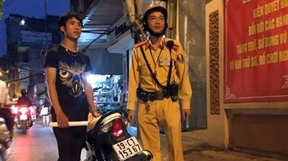 Kiểm tra vi phạm giao thông, phát hiện xe gian 