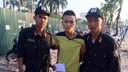 Giấu ma túy trong túi quần đi bán thì gặp Công an