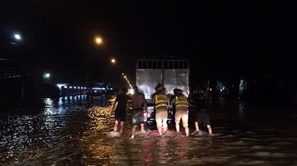 CSGT Hà Nội trắng đêm giúp dân qua vùng lũ