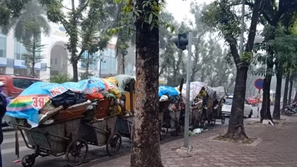 Đường xe chở rác vào bãi rác Nam Sơn lại bị chặn